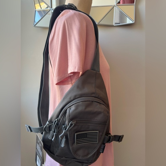 NWT East West Sling Utility Bag. This bag is great for an on the go person. - Picture 11 of 11